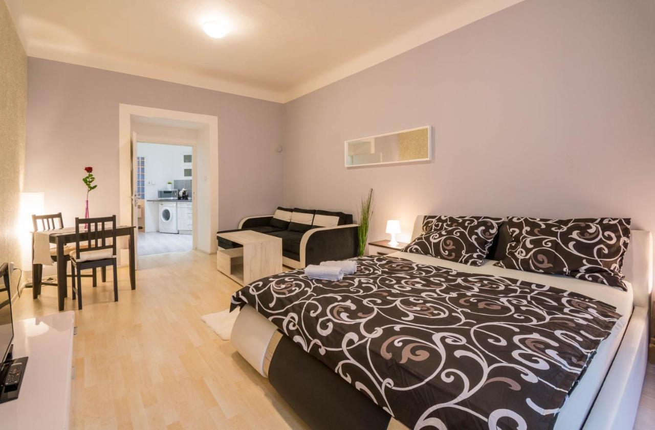 Chest Design Apartments Прага Экстерьер фото